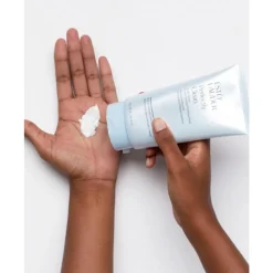 Estee Lauder Perfectly Clean Cleansing Gelee-RefinerEen ware explosie aan verfrissing voor je huid, na het aanbrengen van de Perfectly Clean Multi-Action Cleansing Gelée/Refiner, die ook nog eens mild reinigt en exfolieert tegelijkertijd.Deze veelzijdige, frisse, schuimende gel van Estée Lauder is gevuld met zachte, exfoliërende kralen.verwijdert op effectieve manier alle onzuiverheden en schilferszuivert de poriën, herstelt de huidmaakt de huid weer egaal en gladhelpt om het teveel aan huidafscheiding te beheersenJe huid ziet er gezond, fris en stralend uit Aanvullende informatie GebruiksaanwijzingGebruik 's morgens en 's avonds. Goed schudden. Zachtjes inmasseren op de droge huid en afspoelen. Vermijd het gebied rond de ogen. Ingrediënten Wateraquaeau, Sodium laureth sulfate, Acrylates copolymer, Sucrose, Lauramidopropyl betaine, Jojoba esters, Glycerin, Silybum marianum (lady's thistle) extract, Gentiana lutea (gentian) root extract, Algae extract, Lauryl methacrylate/glycol dimethacrylate crosspolymer, Caffeine, Sorbitol, Sodium cocoyl sarcosinate, Dimethicone, Zinc pca, Laureth-2, Sodium hyaluronate, Propanediol, Potassium hydroxide, Disodium cocoyl glutamate, Sodium cocoyl glutamate, Monosodium citrate, Polyquaternium-7, Sodium sulfate, Fragrance (parfum), Sodium chloride, Citric acid, Edta, Methylchloroisothiazolinone, Methylisothiazolinone, Phenoxyethanol Allergenen niet bekend Allergenen Disclaimer Let op: Hoewel we zorgvuldig allergeneninformatie op onze productpagina’s verstrekken, kunnen de ingrediënten en allergenen in de producten door de fabrikant worden aangepast. Raadpleeg daarom altijd de verpakking voordat je het product consumeert, vooral als je een allergie of intolerantie hebt. De informatie op onze website is bedoeld als aanvullende ondersteuning en kan niet altijd het etiket op de verpakking vervangen. Bij vragen over allergenen of andere productinformatie, neem gerust contact met ons op. Fabrikant informatie Merk: Estee Lauder Ean: 27131988083 Artikel: 1037-606 Reviews Schrijf jouw review Hoe controleren en plaatsen wij reviews? Plein plaatst enkel reviews van klanten en personen die het product daadwerkelijk gebruikt hebben, ook wanneer deze negatief of neutraal is. Voordat de review geplaatst wordt controleren we handmatig of deze écht is en voldoet aan onze reviewvoorwaarden. Wanneer het product op Plein gekocht is vermelden we dat bij de review. Plein betaalt niet voor reviews, wanneer een reviewer door een andere partij is vergoed staat dit erbij vermeld. Er zijn nog geen reviews geschreven. Schrijf als eerste een review. Estee Lauder Perfectly Clean Cleansing Gelee-Refiner 150 ml