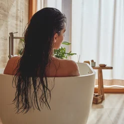 Kneipp Badolie Soft Skin AmandelbloesemDe heerlijk geurende Kneipp® Badolie Soft Skin, biedt je huid de optimale combinatie van actieve bescherming en voelbare verzorging. Met 94% zuivere amandelolie zorgt de badolie voor het behoud van de natuurlijke huidbarrière en voelt de huid weer zacht en soepel aan.Dermatologisch getestNiet parfumvrijPH NeutraalProefdiervrijVeganGeschikt voor de droge en/of gevoelige huid Gevarenaanduidingen Ontvlambaar Milieugevaarlijk Zeer licht ontvlambaar gas. Zeer licht ontvlambare aerosol. Zeer licht ontvlambare vloeistof en damp. Licht ontvlambare vloeistof en damp. Ontvlambare vaste stof. Ontvlambare aerosol. Ontvlambare vloeistof en damp. Zeer giftig voor in het water levende organismen. Zeer giftig voor in het water levende organismen, met langdurige gevolgen. Giftig voor in het water levende organismen, met langdurige gevolgen. Aanvullende informatie Hoe te gebruiken?Schroefdopje 1 keer vullen en badolie toevoegen aan het water (36-38ºC). Duur van het bad: 15-20 min. Dopje omspoelen.Cosmeticaproduct. Niet voor inwendig gebruik. Buiten het bereik van kinderen houden. Waarschuwing: Bad na het baden reinigen (voorkomt uitglijden). Restanten van de badolie verwijderen met warm water en vetoplossend schoonmaakmiddel. Ingrediënten Prunus Amygdalus Dulcis (Sweet Almond) Oil, Parfum (Fragrance), Benzyl Benzoate,PEG-40 Sorbitan Peroleate, Prunus Amygdalus Dulcis (Sweet Almond) Flower Extract, Amyris Balsamifera Bark Oil, Pogostemon Cablin Oil, Bulnesia Sarmientoi Extract (Guaiacwood Oil), Limonene, Linalool, Coumarin, Alpha-Isomethyl Ionone, Geraniol, Citral, Cinnamyl Alcohol, Citronellol, Helianthus Annuus Hybrid Oil, Tocopherol. Fabrikant informatie Merk: Kneipp Ean: 4008233035185 Artikel: 1000-780 Fabrikant gegevens: Kneipp Adres: Vliegend Hertlaan 49 3526 KT Utrecht Nederland Contactgegevens: Tel: 030 281 3300 Email: [email protected] Website: https://www.kneipp.com Reviews Schrijf jouw review Hoe controleren en plaatsen wij reviews? Plein plaatst enkel reviews van klanten en personen die het product daadwerkelijk gebruikt hebben, ook wanneer deze negatief of neutraal is. Voordat de review geplaatst wordt controleren we handmatig of deze écht is en voldoet aan onze reviewvoorwaarden. Wanneer het product op Plein gekocht is vermelden we dat bij de review. Plein betaalt niet voor reviews, wanneer een reviewer door een andere partij is vergoed staat dit erbij vermeld. Door Elien op 1 september 2022 | Heeft dit product gekocht Deze review is geschreven bij product Kneipp Badolie Soft Skin Amandelbloesem 100 ml Verrukkelijke badolie met heerlijke geur en lekkere olie geen Super lekkere badolie Oorspronkelijk geplaatst op plein.nl Door Lydia Maria op 13 mei 2020 | Heeft dit product gekocht Deze review is geschreven bij product Kneipp Badolie New Energy Rozemarijn 100 ml Zalig badmoment met deze olie Lekker genieten Heerlijke geur Super zacht en voedend voor de huid Mag ietsje beterkoop daar je in verhouding meer verbruikt dan badcreme of badschuim Heerlijk relaxen en tegelijk je huid laten verwennen met deze badolie van Kneipp Oorspronkelijk geplaatst op plein.nl Door Morvenna op 17 december 2014 | Heeft dit product gekocht Deze review is geschreven bij product Kneipp Badolie Relaxing Lavendel 100 ml Lekkere badolie, vooral in de winter als het koud is, kan je heerlijk ontspannen. Al een paar jaar mijn favoriet. Oorspronkelijk geplaatst op plein.nl Door Els op 11 december 2014 | Heeft dit product gekocht Deze review is geschreven bij product Kneipp Badolie Refreshing Eucalyptus 100 ml Heerlijk na een week drukte Frisse geur Lichaam en geest komen tot rust erg lekkere badolie. Als ik het een weekje druk gehad heb kan ik altijd heerlijk relaxen door de frisse geur. Echt een aanrader Oorspronkelijk geplaatst op plein.nl Bekijk alle reviews 6x Kneipp Badolie Soft Skin Amandelbloesem 100 ml
